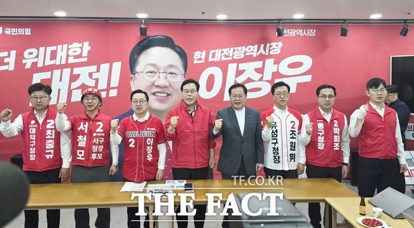 송언석 국민의힘 원내대표가 15일 이장우 대전시장 후보 선거사무소를 찾아 대전의 미래를 위해 일 잘하고 추진력 있는 이장우를 대전시장으로 선택해야 한다고 지지를 호소했다. /선치영 기자