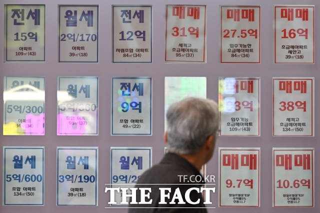 서울 아파트값 하락세가 이어지며 부동산 매물이 증가하고 있는 13일 서울 강동구 둔촌동 한 공인중개사에 매물 정보가 표시돼 있다. /김성렬 기자