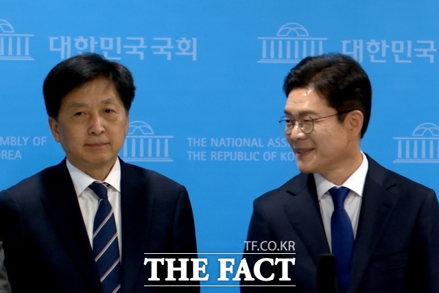 15일 오전 서울 여의도 국회 소통관에서 지역사랑상품권 관련 공약 발표 기자회견을 마친 뒤 취재진 질문에 오기형 더불어민주당 의원(왼쪽)이 답하자 정원오 더불어민주당 서울시장 후보(오른쪽)가 웃고 있다. /국회의사당=김기범 기자