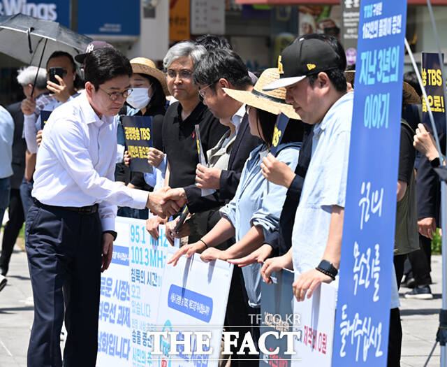 정원오 더불어민주당 서울시장 후보(왼쪽)가 15일 서울 광화문 광장에서 '지방선거 전 홈플러스 정상화'를 요구하며 무기한 단식농성 중인 민주노총 서비스연맹 마트노조 및 홈플러스지부 대표자들을 만나 대화하고 있다.