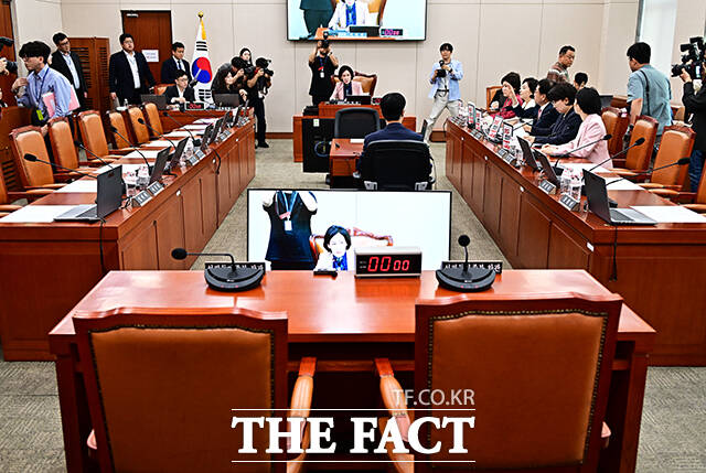 성평등가족부 장관과 차관, 여당 위원들의 빈자리.