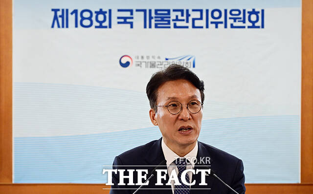 김민석 국무총리가 15일 오후 서울 종로구 정부서울청사에서 열린 국가물관리위원회 제18차 본회의에 참석해 모두발언을 하고 있다. /임영무 기자