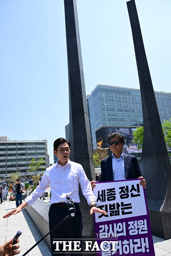 정원오 더불어민주당 서울시장 후보가 15일 서울 광화문 광장을 찾아 '감사의 정원'을 살펴본 뒤 발언하고 있다. /이새롬 기자