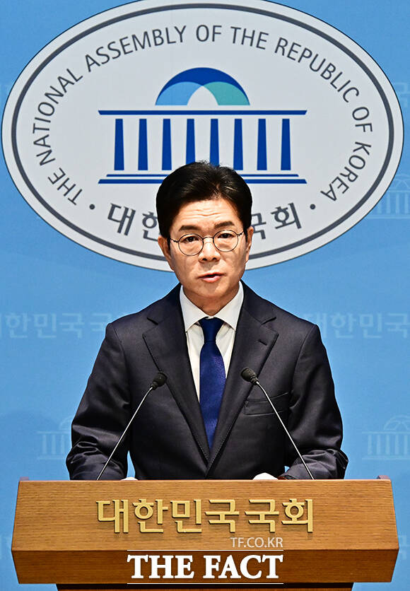 정원오 더불어민주당 서울시장 후보가 15일 오전 서울 여의도 국회 소통관에서 기자회견을 열고 공약발표를 하고 있다. /국회=배정한 기자