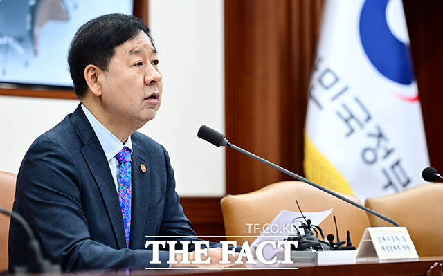 구윤철 부총리 겸 재정경제부 장관이 15일 오전 서울 종로구 정부서울청사에서 열린 비상경제본부회의 겸 경제관계장관회의 및 부동산관계장관회의에 참석해 모두발언을 하고 있다. /임영무 기자