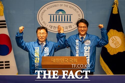 정근식 서울시교육감 후보와 안민석 경기도교육감 후보가 15일 스승의날을 맞아 국회에서 공동 정책 발표 기자회견을 열고 서울과 경기에서 시작한 변화가 전국의 기준이 되도록 교권 보호 정책을 실질적으로 추진하겠다고 밝혔다. /정근식 후보 캠프
