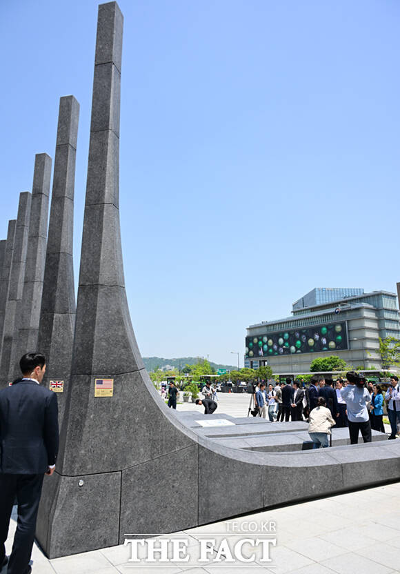 정원오 더불어민주당 서울시장 후보가 15일 서울 광화문 광장을 찾아 '감사의 정원'을 살펴본 뒤 발언하고 있다. /이새롬 기자