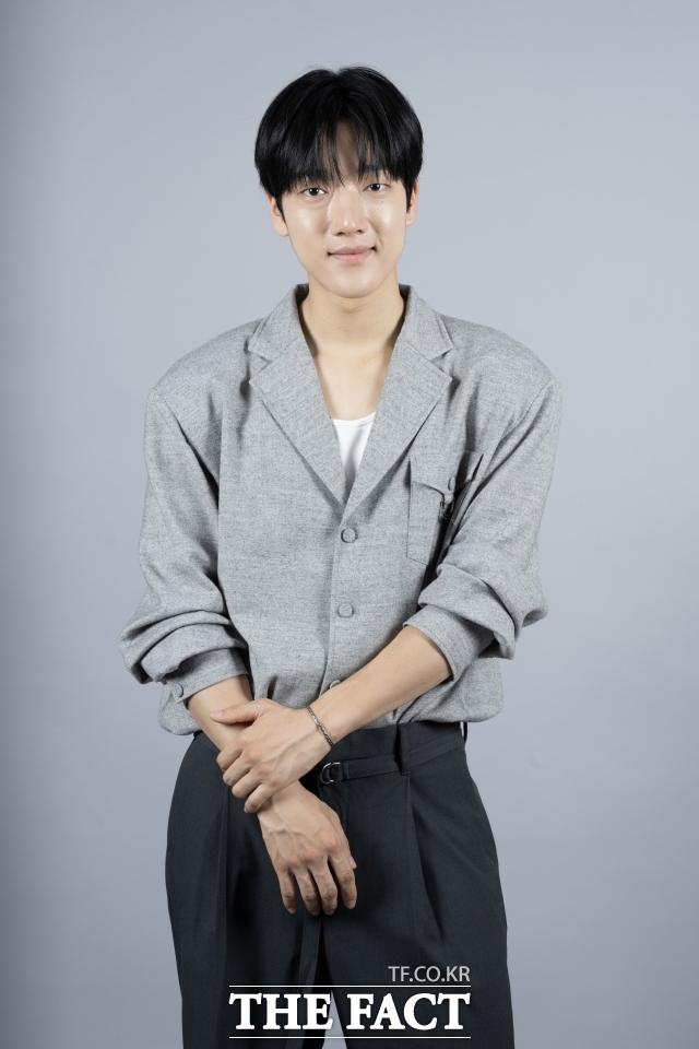 배우 이효제가 15일 오후 서울 마포구 상암동 <더팩트> 사옥에서 인터뷰에 앞서 포즈를 취하고 있다. /김성렬 기자