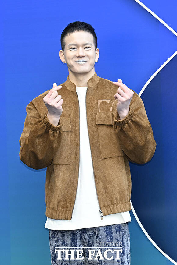 비투비 프니엘이 오는 22일 신곡 'IDKI'를 발표한다. 사진은 지난 2월 열린 '2026 F/W 서울패션위크' 라이 포토월에 참석해 포즈를 취하는 모습. /송호영 기자