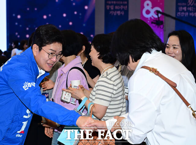 정원오 더불어민주당 서울시장 후보(가운데)가 15일 서울 중구 동대문디자인플라자(DDP)에서 열린 서울특별시간호사회 창립 80주년 기념행사에 참석해 박정선 서울특별시간호사회 회장과 기념촬영하고 있다. 오른쪽은 간호사 출신의 이수진 더불어민주당 의원.