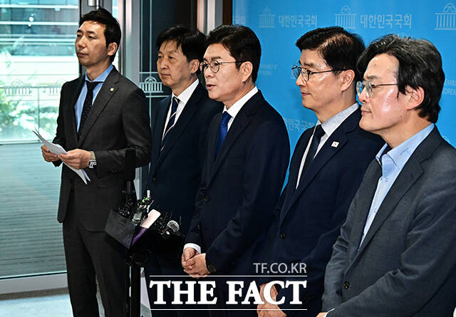 정원오 더불어민주당 서울시장 후보가 15일 오전 서울 여의도 국회 소통관에서 기자회견을 열고 공약발표를 하고 있다. /국회=배정한 기자