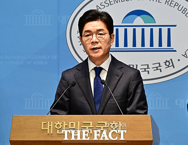 정원오 더불어민주당 서울시장 후보가 15일 오전 서울 여의도 국회 소통관에서 기자회견을 열고 공약발표를 하고 있다. /국회=배정한 기자