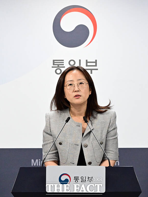 장윤정 통일부 부대변인이 15일 오전 서울 종로구 정부서울청사에서 현안 관련 정례브리핑을 하고 있다. /임영무 기자