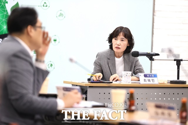 최혜민 광명시장 권한대행(부시장)이 15일 오전 시청 중회의실에서 열린 ‘제2차 광명시 공공디자인 진흥계획 수립 용역’ 착수보고회에 참석해 발언하고 있다. /광명시