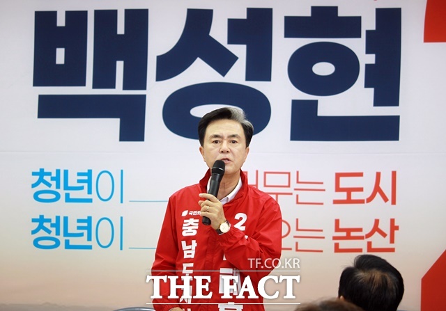 김태흠 충남도지사 후보가 15일 백성현 논산시장 후보 선거사무소에서 정책협약을 맺고 인사말을 하고 있다. /백성현 캠프