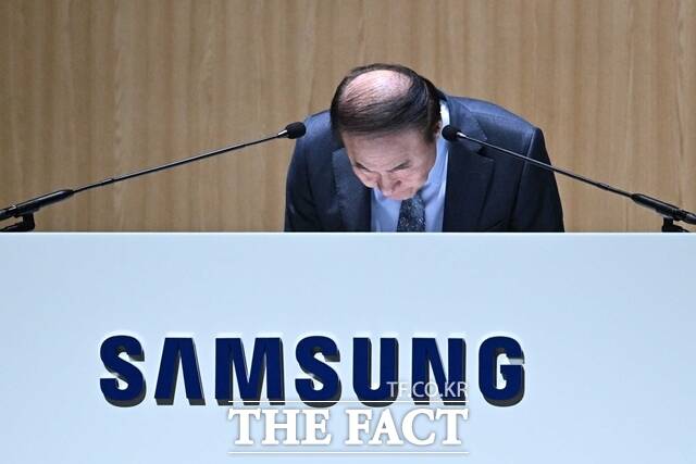 삼성전자 사장단이 15일 총파업 우려와 관련해 대국민 사과에 나섰다. 사진은 전영현 대표가 지난 3월 열린 제57기 정기 주총에서 주주들을 향해 인사하는 모습. /임영무 기자