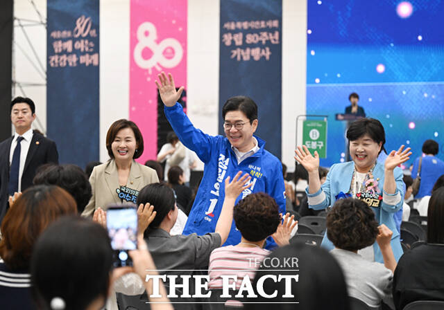 정원오 더불어민주당 서울시장 후보(가운데)가 15일 서울 중구 동대문디자인플라자(DDP)에서 열린 서울특별시간호사회 창립 80주년 기념행사에 참석해 박정선 서울특별시간호사회 회장과 기념촬영하고 있다. 오른쪽은 간호사 출신의 이수진 더불어민주당 의원.