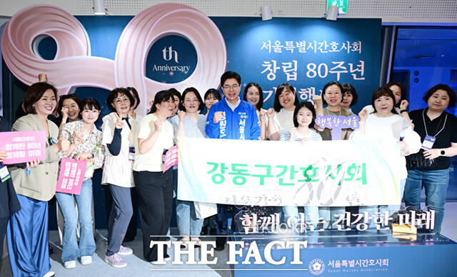 정원오 더불어민주당 서울시장 후보(가운데)가 15일 서울 중구 동대문디자인플라자(DDP)에서 열린 서울특별시간호사회 창립 80주년 기념행사에 참석해 박정선 서울특별시간호사회 회장과 기념촬영하고 있다. 오른쪽은 간호사 출신의 이수진 더불어민주당 의원.