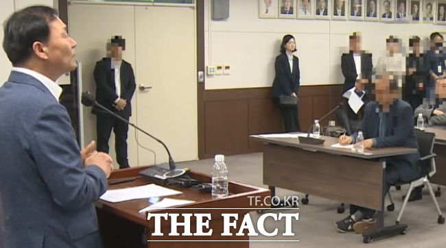 박태순 안산시의회 의장이 지난 6일 시의회에서 기자회견을 열고 있다. /이승호 기자