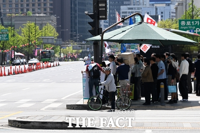 토요일인 15일 전국이 대체로 맑은 가운데 낮 최고 기온이 33도까지 올라 평년보다 8도 가량 높은 초여름 더위가 이어지겠다. /김성렬 기자