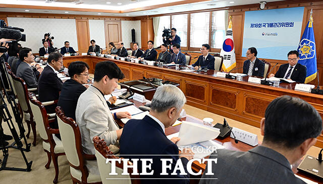 김민석 국무총리가 15일 오후 서울 종로구 정부서울청사에서 열린 국가물관리위원회 제18차 본회의에 참석해 모두발언을 하고 있다. /임영무 기자