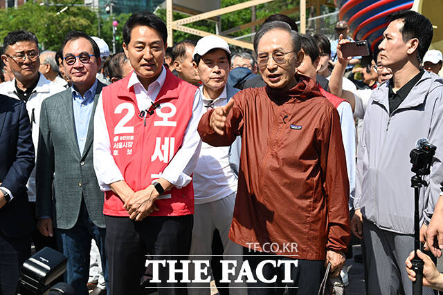 이명박 전 대통령이 취재진에게 인사말을 하고 있다.