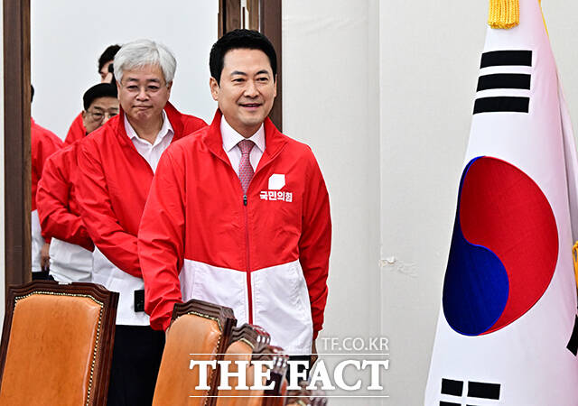 장동혁 국민의힘 대표가 15일 오전 서울 여의도 국회에서 열린 중앙선거대책위원회의에 참석해 모두발언을 하고 있다. /국회=배정한 기자