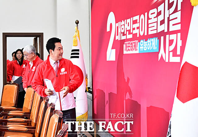 장동혁 국민의힘 대표가 15일 오전 서울 여의도 국회에서 열린 중앙선거대책위원회의에 참석해 모두발언을 하고 있다. /국회=배정한 기자