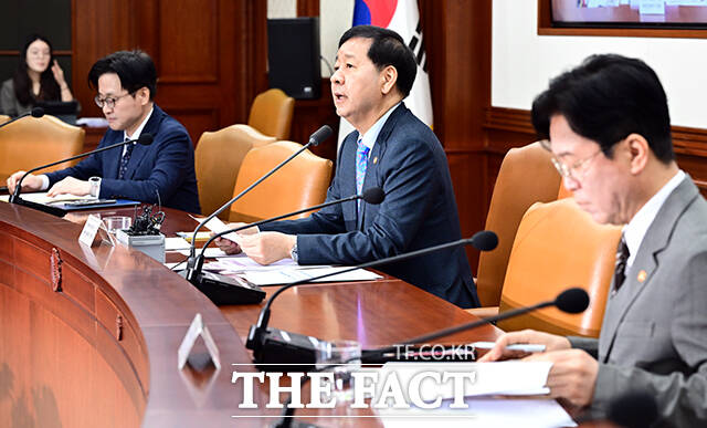 구윤철 부총리 겸 재정경제부 장관이 15일 오전 서울 종로구 정부서울청사에서 열린 비상경제본부회의 겸 경제관계장관회의 및 부동산관계장관회의에 참석해 모두발언을 하고 있다. /임영무 기자