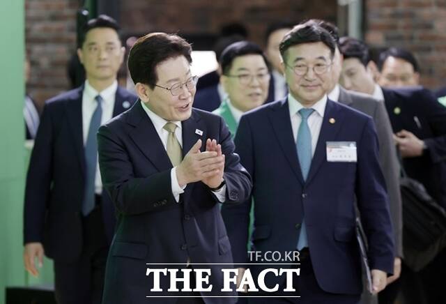 국토연구원이 발간한 '최근 주택임대차시장 구조변화 분석과 정책적 시사점' 보고서에 따르면 전세가격 변동이 매매가격에 미치는 영향이 점차 커지고 있는 것으로 나타났다. 사진은 이재명 대통령이 지난 14일 경기 성남시 새마을운동중앙회에서 열린 현장 간담회에 입장하고 있다. /뉴시스