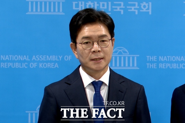 정원오 더불어민주당 서울시장 후보가 15일 오전 서울 여의도 국회 소통관에서 지역사랑상품권 관련 공약 발표 기자회견을 마친 뒤 취재진 질문에 답하고 다. /국회의사당=김기범 기자