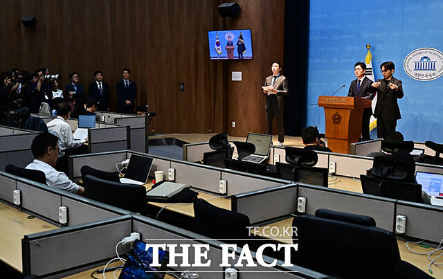 정원오 더불어민주당 서울시장 후보가 15일 오전 서울 여의도 국회 소통관에서 기자회견을 열고 공약발표를 하고 있다. /국회=배정한 기자