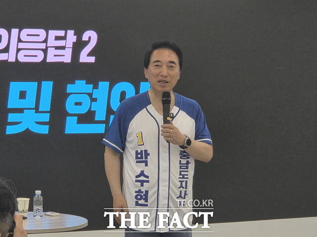 박수현 더불어민주당 충남도지사 후보가 15일 단국대학교 천안캠퍼스에서 열린 미디어데이에서 취재진 질문에 답하고 있다. /정효기 기자