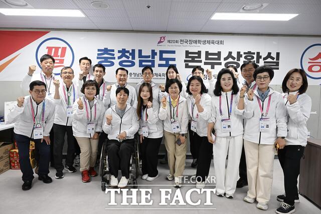 김지철 충남도교육감이 제20회 전국장애학생체육대회에서 5년 연속 종합 3위를 차지한 충남본부 상황실을 찾아 임원들과 함께 파이팅을 외치고 있다. /충남장애인체육회