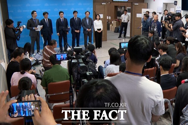 정원오 더불어민주당 서울시장 후보가 15일 오전 서울 여의도 국회 소통관에서 지역사랑상품권 관련 공약 발표 기자회견을 마친 뒤 취재진 질문을 받고 있다. /국회의사당=김기범 기자