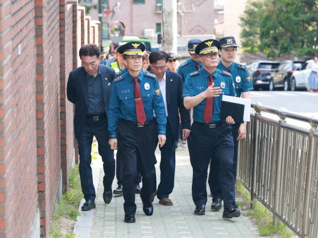 경찰이 스토킹과 이상동기범죄, 보이스피싱 등 국민 안전을 위협하는 범죄 대응 강화를 위해 '국민 생명 중심 경찰활동 집중 추진 태스크포스(TF)'를 운영한다. 사진은 지난 14일 유재성 경찰청장 직무대행이 서울 마포구 서울여고 일대의 통학로를 점검하고 있는 모습./경찰청