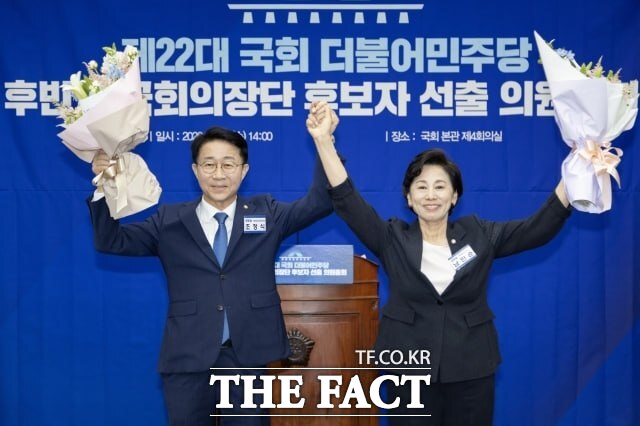 민주당은 13일 국회에서 의원총회를 열고 6선 조정식 의원(왼쪽)과 4선 남인순 의원을 각각 22대 후반기 국회 후반기 국회의장·국회부의장 후보자로 선출했다. /배정한 기자