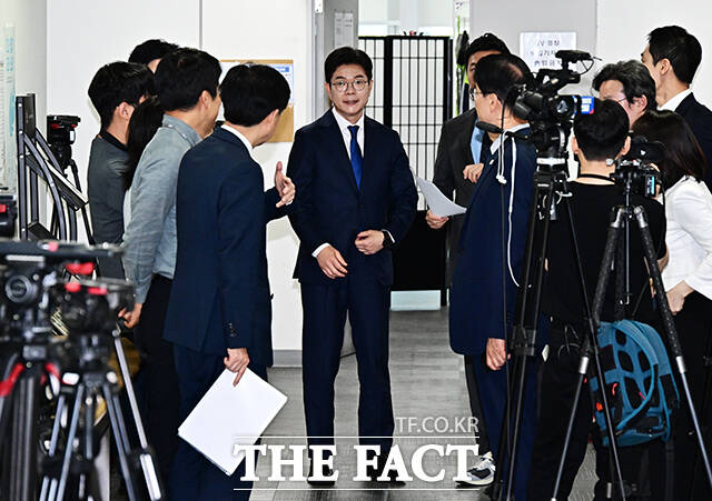 정원오 더불어민주당 서울시장 후보가 15일 오전 서울 여의도 국회 소통관에서 기자회견을 열고 공약발표를 하고 있다. /국회=배정한 기자