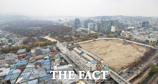 종묘 재개발 사업을 놓고 국가유산청과 서울시, 주민대표회의가 갈등하고 있다. 사진은 서울 종로구 종묘와 세운4구역의 모습. /뉴시스