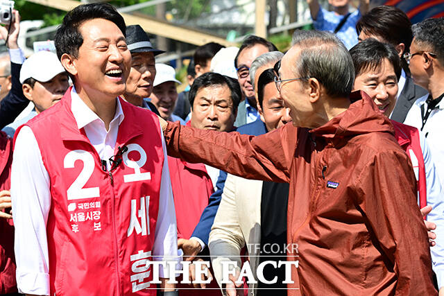 이명박 전 대통령(오른쪽)이 오세훈 국민의힘 서울시장 후보의 어깨를 두드리고 있다. /남윤호 기자