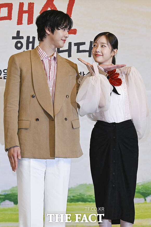 SBS 수목드라마 오늘도 매진했습니다가 부진한 성적을 이어가고 있는 가운데 배우 안효섭(왼쪽)은 뛰어난 연기력으로 작품을 이끌고 있다. 사진은 지난달 15일 오후 서울 양천구 SBS에서 열린 오늘도 매진했습니다 제작발표회에 참석한 모습. /송호영 기자