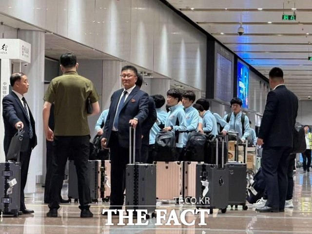 북한 여자축구단 '내고향여자축구단'은 오는 17일 인천국제공항을 통해 방남해 20일 수원종합운동장에서 수원FC위민과 맞붙는다. 베이징 도착한 북한 여자축구 내고향축구단 모습. /남북체육교류협회 제공
