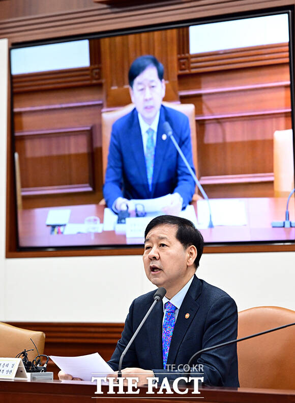 구윤철 부총리 겸 재정경제부 장관이 15일 오전 서울 종로구 정부서울청사에서 열린 비상경제본부회의 겸 경제관계장관회의 및 부동산관계장관회의에 참석해 모두발언을 하고 있다. /임영무 기자