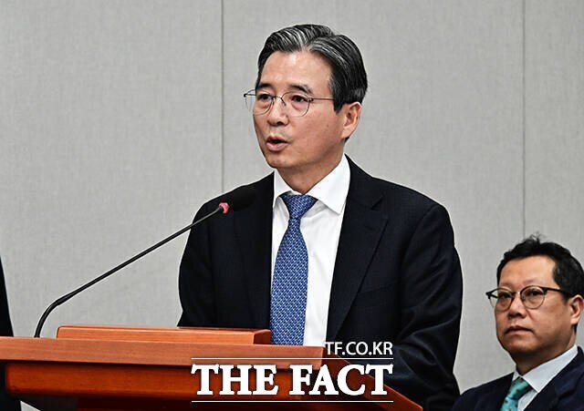 김용범 청와대 정책실장의 'AI 국민배당금' 발언이 거센 논란을 불러왔다. 미국 언론사 블룸버그통신은 지난 12일 'AI 이익 국민배당 구상에 요동치는 한국 증시'라는 제목의 기사에서 김 실장의 발언이 한국 증시 급락의 주요 촉매가 됐다고 분석했다. 청와대는 해당 언론에 공식 항의 서한을 보낸 것으로 알려졌다. /배정한 기자