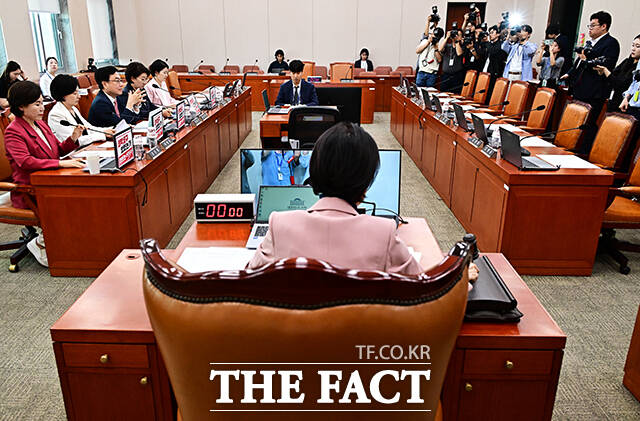 정원오 더불어민주당 서울시장 폭행 사건 관련 긴급현안질의 상정하는 이인선 위원장.