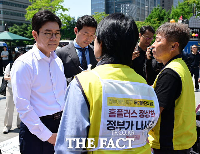 정원오 더불어민주당 서울시장 후보(왼쪽)가 15일 서울 광화문 광장에서 '지방선거 전 홈플러스 정상화'를 요구하며 무기한 단식농성 중인 민주노총 서비스연맹 마트노조 및 홈플러스지부 대표자들을 만나 대화하고 있다.