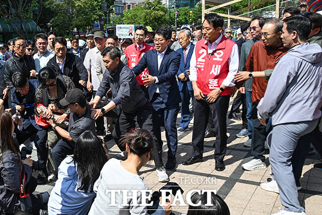 오세훈 국민의힘 서울시장 후보(가운데)와 이명박 전 대통령이 15일 오전 서울 중구 청계광장에서 환담을 나누던 중 