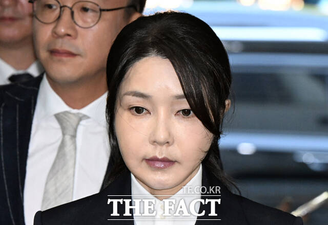 윤석열 전 대통령 부인 김건희 씨가 12일 서울 서초구 서울중앙지법에서 열린 구속 전 피의자 심문(영장실질심사)에 출석하고 있다. /사진공동취재단