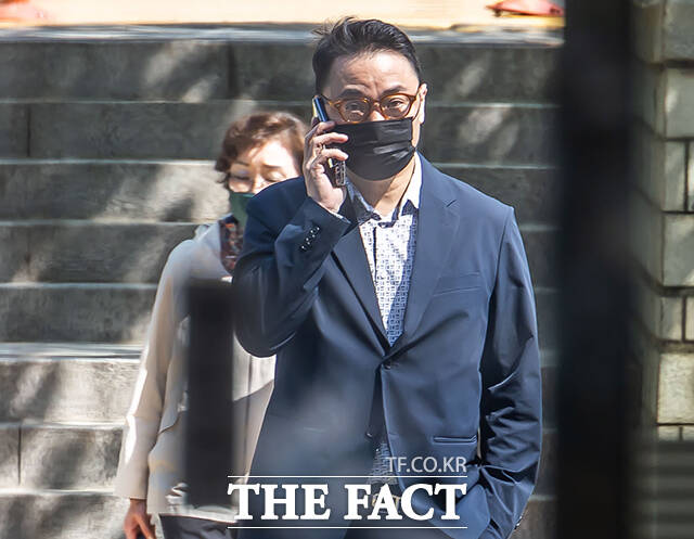 김건희 씨 모친 최은순씨(왼쪽)와 김건희 씨 오빠 김진우 씨가 15일 오전 서울 서초구 서울중앙지방법원에서 열린 특정경제범죄 가중처벌 등에 관한 법률 위반(배임) 등 혐의 관련 공판에 출석하고 있다. /박상민 기자
