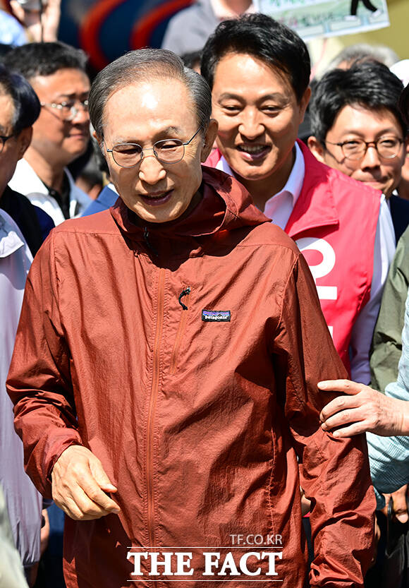 이명박 전 대통령 뒤따라 걷는 오세훈 국민의힘 서울시장 후보.